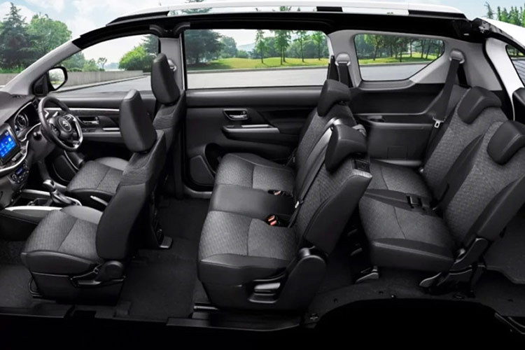 Trang bị an toàn của Suzuki XL7 Hybrid 2024 không có gì mới, vẫn có 2 túi khí trước, camera lùi, cảm biến hỗ trợ đỗ xe phía sau, hệ thống cân bằng điện tử, hỗ trợ khởi hành ngang dốc và hỗ trợ xuống dốc.