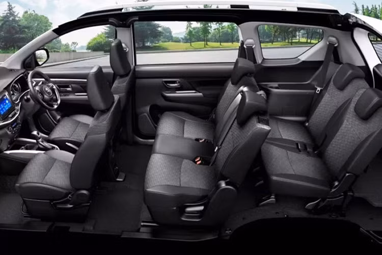 Trang bị an toàn của Suzuki XL7 Hybrid 2024 không có gì mới, vẫn có 2 túi khí trước, camera lùi, cảm biến hỗ trợ đỗ xe phía sau, hệ thống cân bằng điện tử, hỗ trợ khởi hành ngang dốc và hỗ trợ xuống dốc.