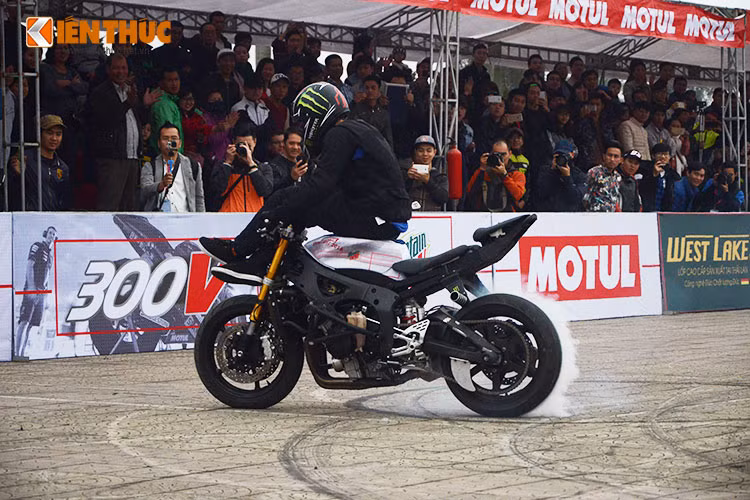 Không chỉ biểu diễn nhiệt tình, Stunter13 còn khá gần gũi với khán giả khi lắng nghe họ yêu cầu và luôn chạy biểu diễn khắp 4 góc sân khấu cho những người không tiếp cận được hết có thể theo dõi.