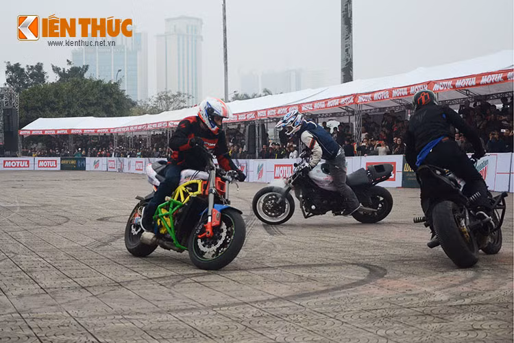 Tại vòng chung kết Motul Stunt Fest 2016 đang diễn ra tại sân vận động Mỹ Đình (Hà Nội), bộ 3 stunter quốc tế nổi tiếng là Aaron Twite, Hiroyuki Ogawa và Stunter13 đã góp mặt trong vai trò khách mời và ban giám khảo cùng với những màn biểu diễn trên môtô phân khối lớn.