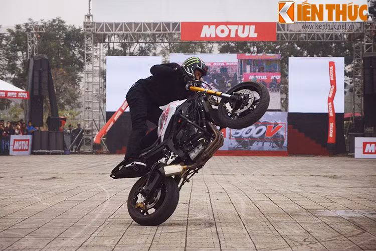 Stunter13 là cái tên được chú ý nhất trong ngày hôm nay 5/2. Anh liên tục biểu diễn các pha bốc đầu, bốc đuôi, đốt lốp,... mạo hiểm trong sự tán thưởng của hàng ngàn khán giả tại Hà Nội.