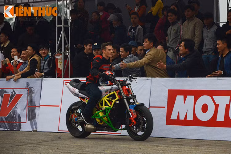 Sau màn biểu diễn đầy "chất", cả 3 stunter nổi tiếng quốc tế đều chạy một vòng quanh sân bắt tay và cảm ơn các khán giả tại Hà Nội đã đến sân cổ vũ cho họ cũng như các thí sinh tham gia cong chung kết Motul Stunt Fest 2016 lần này.