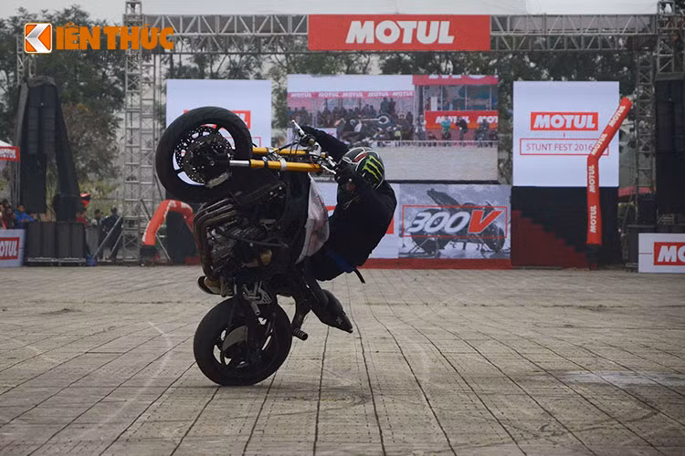 Stunter13 có "đất diễn" nhiều nhất trong ngày hôm nay, anh thể hiện những màn stunt trên môtô PKL khó nhất và hấp dẫn nhất khiên tiếng reo hò luôn vang lên mỗi khi anh chuẩn bị thực hiện một thao tác.