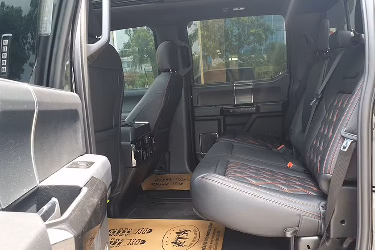 Xe được trang bị khối động cơ V8 5.0 lít, nhưng có thể được đặt hàng với 3.5 EcoBoost V6 và cung cấp sự lựa chọn giữa cấu hình 4×2 hoặc 4×4.