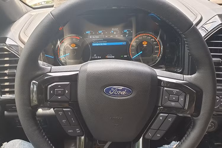 Bên trong xe, nội thất được trang bị cửa sổ tối màu đảm bảo sự riêng tư, ghế ngồi bằng da được khâu họa tiết kim cường bằng chỉ cam, bảng đồng hồ ốp thép không rỉ, bàn đạp kiểu xe đua và các chi tiết trang trí độc quyền trên bảng táp-lô, vô-lăng và cửa.