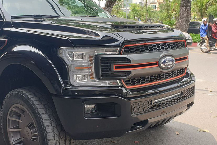 Dải đèn LED chiếu sáng được tích hợp với cản va trước, cản va trước/sau. Các chi tiết ở phần ngoại thất của xe mang đậm chất cơ bắp theo đúng phong cách của hãng xe môtô đình đám Mỹ với lịch sử hơn 100 năm.