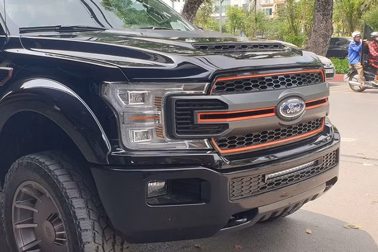 Dải đèn LED chiếu sáng được tích hợp với cản va trước, cản va trước/sau. Các chi tiết ở phần ngoại thất của xe mang đậm chất cơ bắp theo đúng phong cách của hãng xe môtô đình đám Mỹ với lịch sử hơn 100 năm.