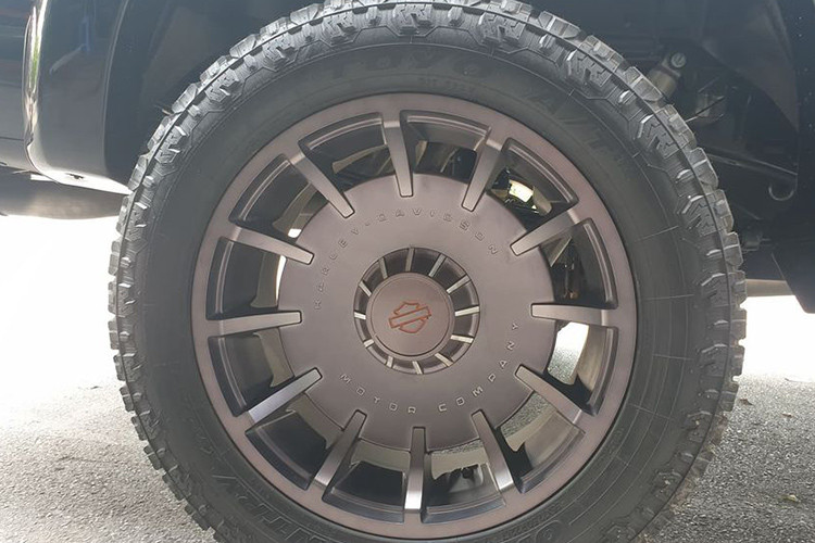 Ford F-150 Harley-Davidson 2019 còn có bậc cửa mới, vòm bánh xe rộng hơn, nó còn được trang bị bộ vành độc quyền 22 inch đi kèm bộ lốp đa dụng. Đây là những đặc điểm để phân biệt F-150 Harley-Davidson so với "người anh em" F-150 tiêu chuẩn từng xuất hiện tại Việt Nam.