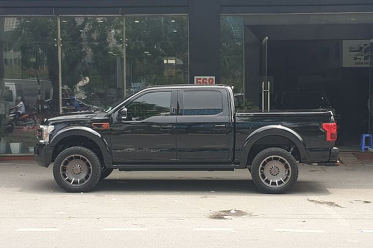 Mẫu bán tải hạng nặng Ford F-150 Harley-Davidson 2019 phiên bản đặc biệt vừa cập bến thị trường Việt Nam. Xe được nhập khẩu bởi một garage tư nhân tại Hà Nội. Vừa ra mắt hồi tháng 2, F-150 Harley-Davidson 2019 được đại gia Việt Nam mang về chỉ sau 3 tháng ra mắt.