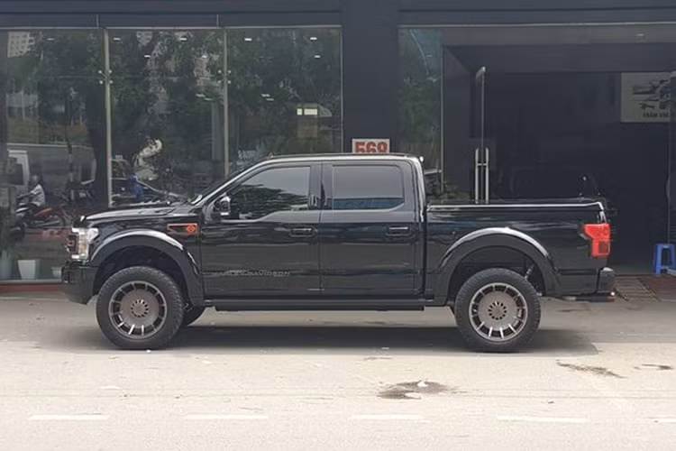 Mẫu bán tải hạng nặng Ford F-150 Harley-Davidson 2019 phiên bản đặc biệt vừa cập bến thị trường Việt Nam. Xe được nhập khẩu bởi một garage tư nhân tại Hà Nội. Vừa ra mắt hồi tháng 2, F-150 Harley-Davidson 2019 được đại gia Việt Nam mang về chỉ sau 3 tháng ra mắt.