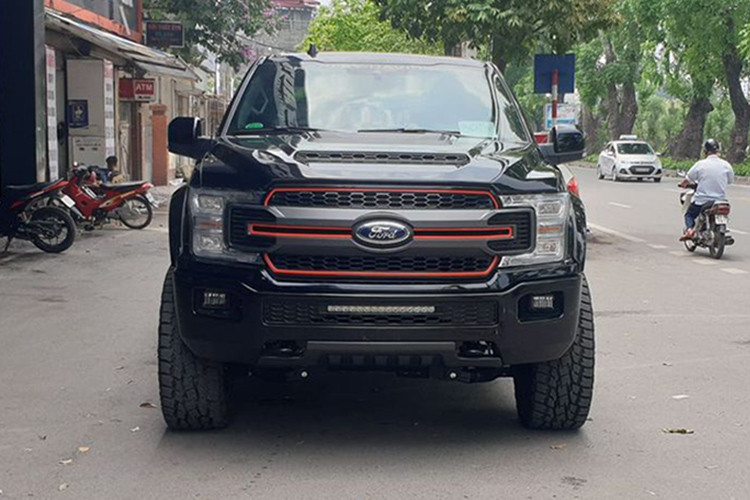 Những điểm nhấn nổi bật ở thiết kế ngoại thất của mẫu bán tải Ford F-150 Harley-Davidson 2019 bao gồm lưới tản nhiệt mới, dải đèn được tích hợp với cản trước, móc kéo, bậc cửa mới, hốc gió ca-pô kiểu Raptor và cản trước/sau tùy chỉnh, được trang trí màu cam bắt mắt.