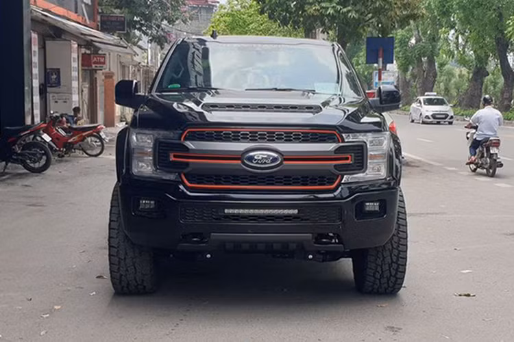 Những điểm nhấn nổi bật ở thiết kế ngoại thất của mẫu bán tải Ford F-150 Harley-Davidson 2019 bao gồm lưới tản nhiệt mới, dải đèn được tích hợp với cản trước, móc kéo, bậc cửa mới, hốc gió ca-pô kiểu Raptor và cản trước/sau tùy chỉnh, được trang trí màu cam bắt mắt.