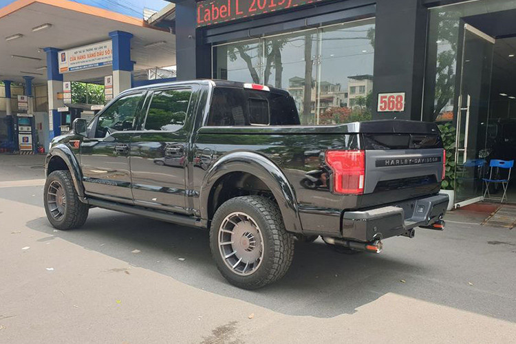 Mẫu xe bán tải hạng nặng Ford F-150 Harley-Davidson 2019 mới sẽ có 3 tùy chọn màu ngoại thất, bao gồm đen Agate, trắng Platinum và xám Leadfoot. Chiếc đầu tiên về Việt Nam có màu đen Agate.
