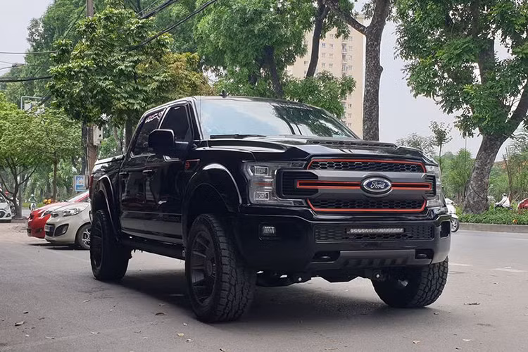 Tại Mỹ, bản màu đen Agate Black của xe có giá 97.400 USD. Sau khi về Việt Nam, mức giá Ford F-150 Harley-Davidson 2019 hạng nặng này hiện đang được đại lý tư nhân tại Hà Nội chào bán ở mức hơn 7 tỷ đồng.