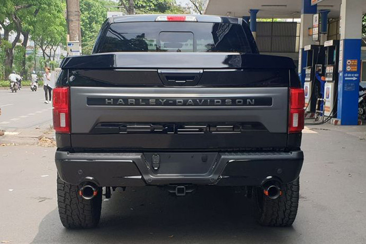 Phần đuôi xe, Ford F-150 Harley-Davidson cũng sở hữu phong cách tương đồng với những "người anh em" F-150 khác với thiết kế vuông vức, mạnh mẽ cùng logo phiên bản Harley-Davidson to bản sơn đen lì cực kỳ cá tính. Cặp ống xả được đặt cân đối ở hai bên hông xe cùng thiết kế trẻ trung, năng động không kém các mẫu xe thể thao thông thường.