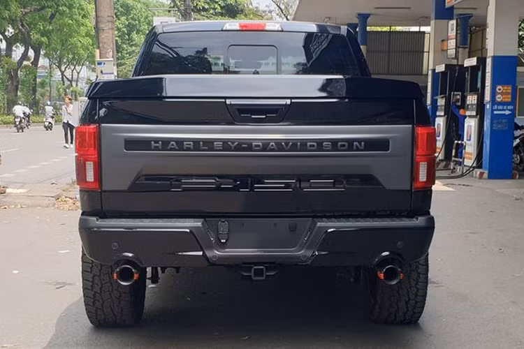 Phần đuôi xe, Ford F-150 Harley-Davidson cũng sở hữu phong cách tương đồng với những "người anh em" F-150 khác với thiết kế vuông vức, mạnh mẽ cùng logo phiên bản Harley-Davidson to bản sơn đen lì cực kỳ cá tính. Cặp ống xả được đặt cân đối ở hai bên hông xe cùng thiết kế trẻ trung, năng động không kém các mẫu xe thể thao thông thường.