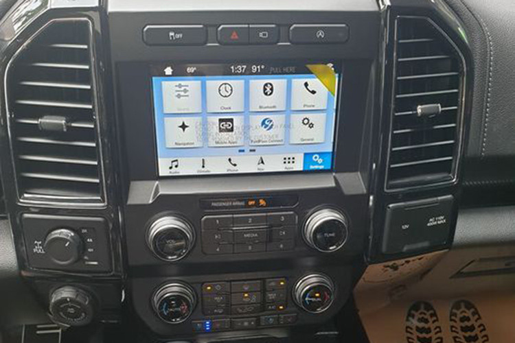 Bậc bước chân lên xuống tự động, logo phiên bản Harley-Davidson là những trang bị trên Ford F-150 Harley-Davidson. Vô lăng xe dạng 4 chấu mạnh mẽ đuọc bọc da với thiết kế nam tính cùng nhiều phím chức năng.