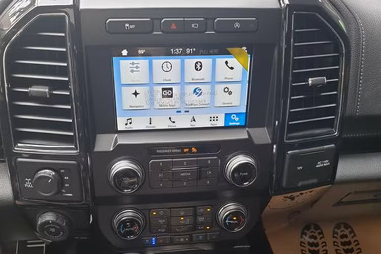 Bậc bước chân lên xuống tự động, logo phiên bản Harley-Davidson là những trang bị trên Ford F-150 Harley-Davidson. Vô lăng xe dạng 4 chấu mạnh mẽ đuọc bọc da với thiết kế nam tính cùng nhiều phím chức năng.