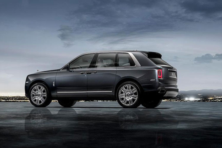 Với mức giá khởi điểm từ 41,277 tỷ đồng, Rolls-Royce Cullinan chính thức sẽ được phân phối tại Việt Nam thông qua đại lý chính hãng với chế độ bảo hành 4 năm, không hạn chế số km. Chưa hết, khách hàng Việt sẽ được hưởng các đặc quyền chính hãng của Rolls-Royce, nổi bật nhất trong số đó là chương trình cá nhân hóa Bespoke.