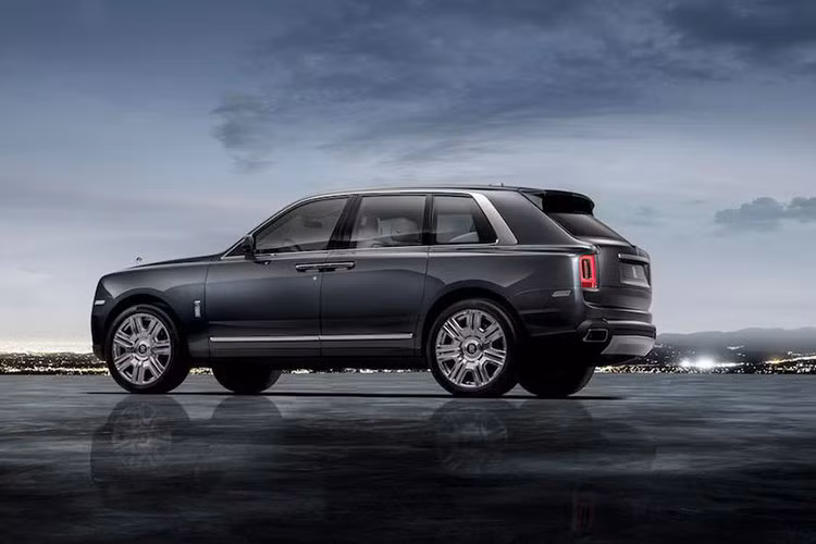Với mức giá khởi điểm từ 41,277 tỷ đồng, Rolls-Royce Cullinan chính thức sẽ được phân phối tại Việt Nam thông qua đại lý chính hãng với chế độ bảo hành 4 năm, không hạn chế số km. Chưa hết, khách hàng Việt sẽ được hưởng các đặc quyền chính hãng của Rolls-Royce, nổi bật nhất trong số đó là chương trình cá nhân hóa Bespoke.