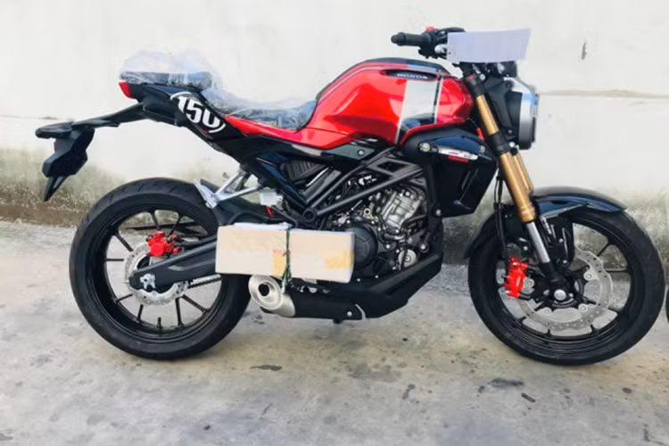 CB150R 2019 mang phong cách Neo Sports Café thừa hưởng từ đàn anh CB1000R. Xe có vẻ ngoài cổ điển, thể hiện ở chi tiết đèn pha tròn ốp viền màu sáng, mô phỏng ốp crôm ở những mẫu xe cũ. Các chi tiết ốp ở thân và cánh gió mềm mại, không có sự sắc sảo như các mẫu xe hiện đại