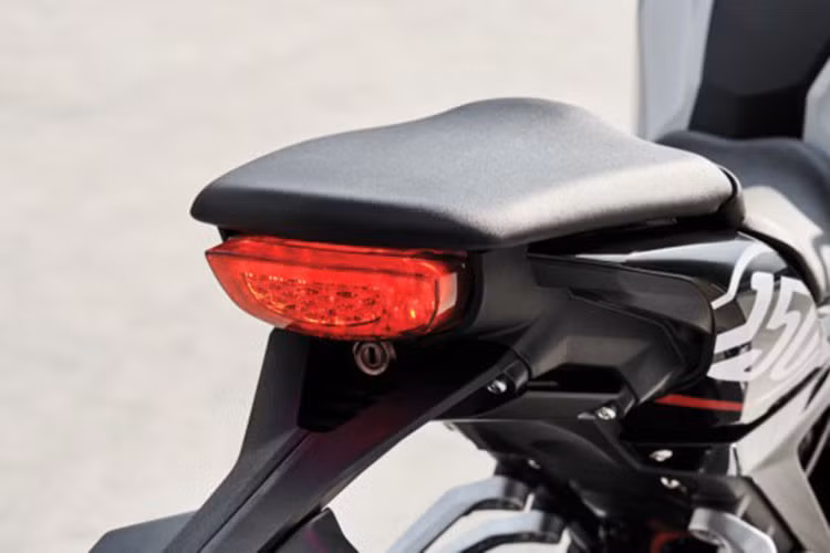 Hệ thống treo trước của xe là cặp phuộc hành trình ngược vỏ vàng trông khá cao cấp. Củ phanh của xe là loại hướng tâm, mang thương hiệu Nissin được sơn màu đỏ nổi bật, đi kèm là đĩa phanh 296 mm cùng hệ thống chống bó cứng ABS kênh đôi.