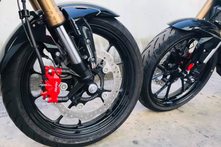 Trong khi đó hệ thống treo sau gồm gắp đôi đi cùng giảm xóc đơn dạng lò xo trụ. Đĩa phanh sau 220mm cũng được tích hợp ABS. Lốp xe có kích thước 150 giúp mang lại vẻ thể thao và khả năng bám đường tốt hơn. Hệ thống ống xả có thiết kế rất gọn gàng và bắt mắt.