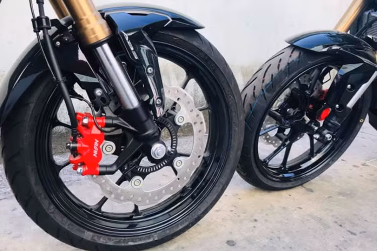 Trong khi đó hệ thống treo sau gồm gắp đôi đi cùng giảm xóc đơn dạng lò xo trụ. Đĩa phanh sau 220mm cũng được tích hợp ABS. Lốp xe có kích thước 150 giúp mang lại vẻ thể thao và khả năng bám đường tốt hơn. Hệ thống ống xả có thiết kế rất gọn gàng và bắt mắt.