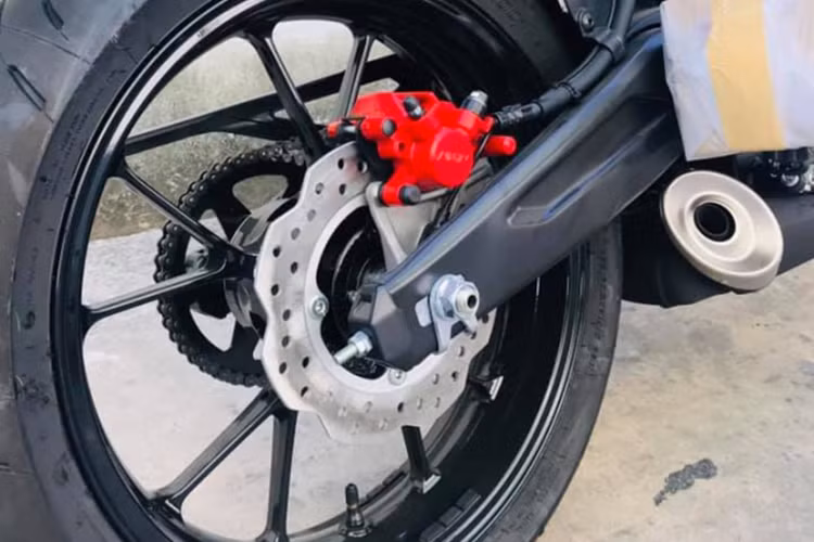 Khối động cơ của Honda CB150R mới được sử dụng khá giống với khối động cơ 150 quen thuộc trên CBR150 hay Winner 150. Sử dụng dạng DOHC 4 thì làm mát bằng nước, khối động cơ được trang bị xy lanh đơn 149cc cùng hộp số côn tay 6 cấp cho sức mạnh vừa phải để dùng trong phố xá một cách hợp lý.