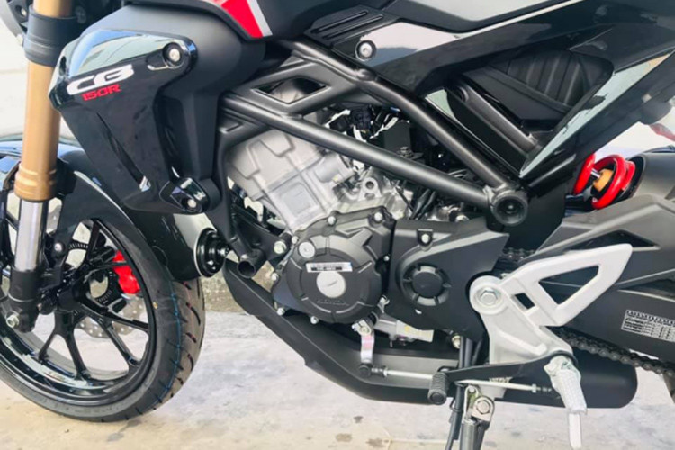 Hệ thống phun xăng điện tử PGM-FI trên trọng lượng khô 123kg sẽ cho mức tiêu thụ nhiên liệu lý tưởng dành cho người sử dụng. Ngoài ra, hệ thống chống bó cứng phanh ABS mới cũng giúp người dùng an toàn hơn khi chiếc xe này lăn bánh trên nhiều địa hình khác nhau.