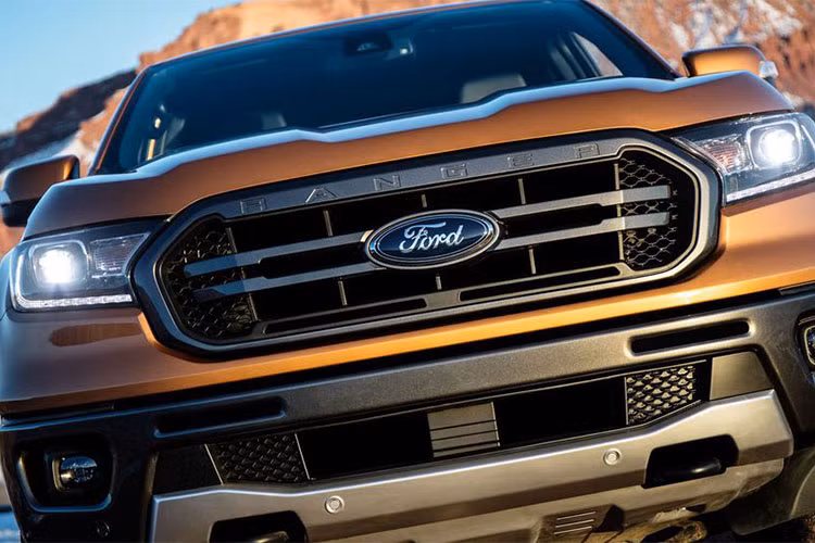 Chưa hết, Ford Ranger XL SuperCab 2019 còn có hệ thống điều hòa, kính cửa sổ chỉnh điện và hệ thống thông tin giải trí cơ bản với màn hình 3,5 inch. Hệ thống phanh khẩn cấp tự động, phát hiện người đi bộ, cảnh báo va chạm sớm và hỗ trợ phanh linh hoạt cũng được trang bị cho Ford Ranger 2019 bản tiêu chuẩn tại Mỹ.