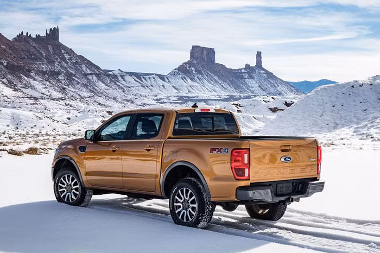 Tiếp đến là bản tầm trung của mẫu xe bán tải Ford Ranger XLT 2019 với giá khởi điểm 27.940 USD (khoảng 651 triệu đồng). Bản này có thiết kế ngoại thất cao cấp hơn với cản va trùng màu thân xe, đèn sương mù, kính cửa sổ sau tạo sự riêng tư và bộ vành nhôm 17 inch.