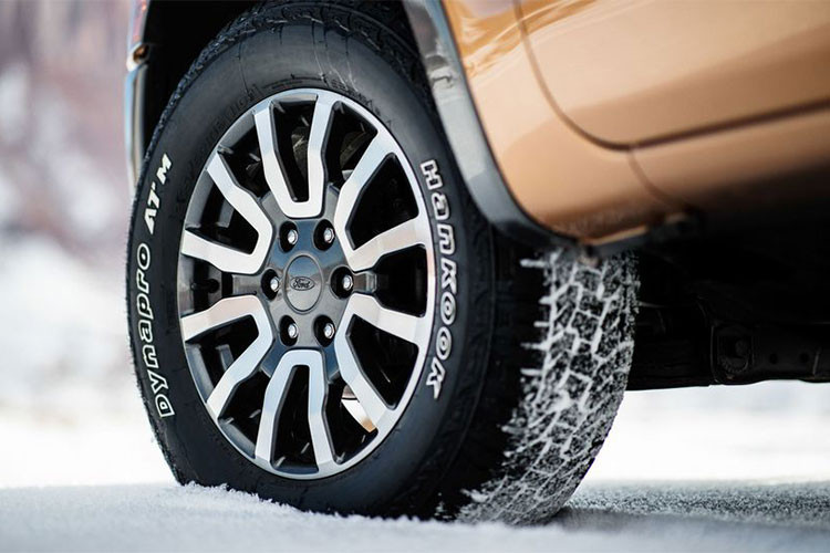 Ngoài ra, Ranger XLT 2019 còn được trang bị cổng sạc USB, dàn âm thanh 6 loa và hệ thống mở cửa từ xa không chìa. Về an toàn, Ford Ranger XLT 2019 có hệ thống Co-Pilot360, bao gồm thông tin điểm mù, cảnh báo phương tiện cắt ngang khi lùi, hệ thống giữ làn đường và đèn pha tự động.