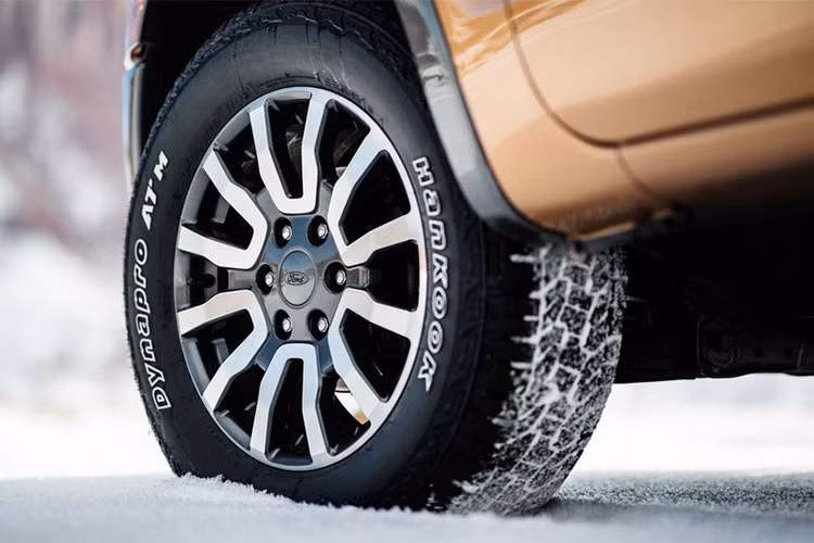 Ngoài ra, Ranger XLT 2019 còn được trang bị cổng sạc USB, dàn âm thanh 6 loa và hệ thống mở cửa từ xa không chìa. Về an toàn, Ford Ranger XLT 2019 có hệ thống Co-Pilot360, bao gồm thông tin điểm mù, cảnh báo phương tiện cắt ngang khi lùi, hệ thống giữ làn đường và đèn pha tự động.