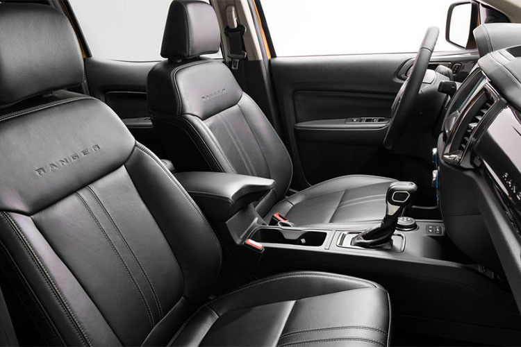 Không hổ danh là bản trang bị cao cấp nhất, Ford Ranger Lariat 2019 có vô lăng bọc da, điều hòa tự động 2 vùng và hệ thống thông tin giải trí SYNC 3 với màn hình 8 inch. Khách hàng cũng sẽ tìm thấy ghế trước chỉnh điện 8 hướng và sưởi bên trong Ford Ranger Lariat 2019.