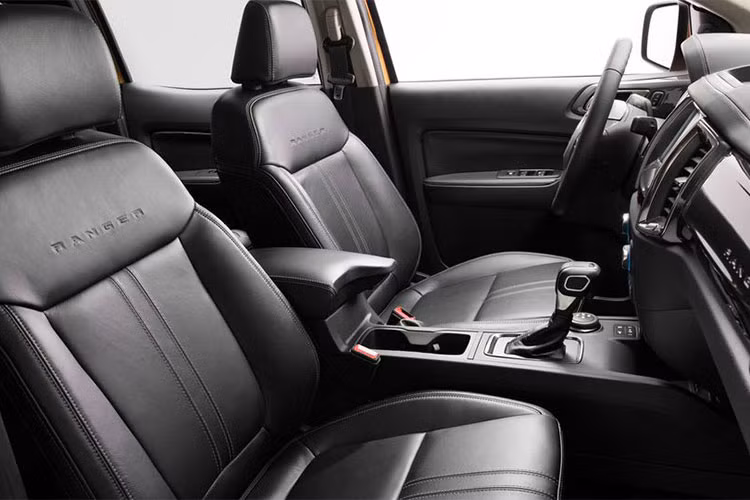 Không hổ danh là bản trang bị cao cấp nhất, Ford Ranger Lariat 2019 có vô lăng bọc da, điều hòa tự động 2 vùng và hệ thống thông tin giải trí SYNC 3 với màn hình 8 inch. Khách hàng cũng sẽ tìm thấy ghế trước chỉnh điện 8 hướng và sưởi bên trong Ford Ranger Lariat 2019.