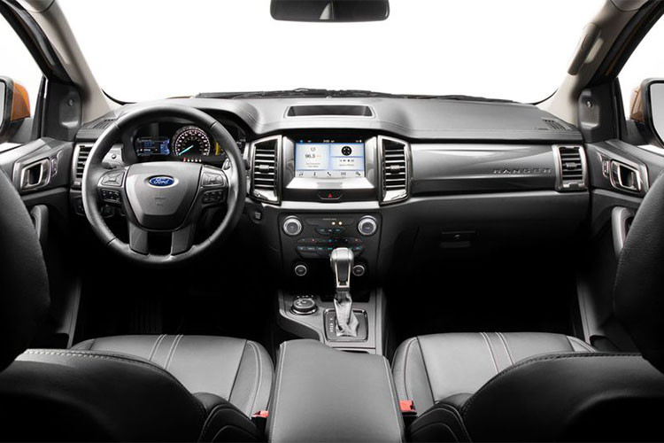 Cuối cùng là bản cao cấp nhất Ford Ranger Lariat 2019 có giá từ 32.210 USD (khoảng 750 triệu đồng). Điểm nhấn của bản này là lưới tản nhiệt mạ crôm, tay nắm cửa sơn trùng màu thân xe và hệ thống đèn chiếu sáng LED. Bộ vành nhôm 18 inch và sơn phối 2 màu cũng là đặc điểm nhận dạng của Ford Ranger Lariat 2019.