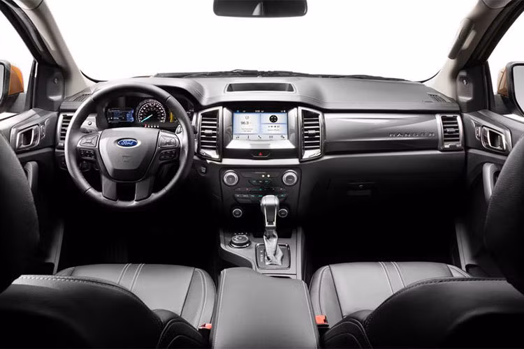 Cuối cùng là bản cao cấp nhất Ford Ranger Lariat 2019 có giá từ 32.210 USD (khoảng 750 triệu đồng). Điểm nhấn của bản này là lưới tản nhiệt mạ crôm, tay nắm cửa sơn trùng màu thân xe và hệ thống đèn chiếu sáng LED. Bộ vành nhôm 18 inch và sơn phối 2 màu cũng là đặc điểm nhận dạng của Ford Ranger Lariat 2019.