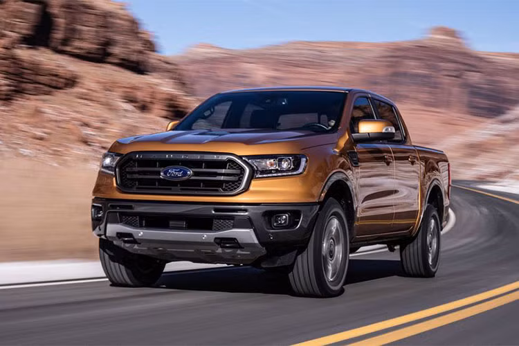 Tại Việt Nam, Ford Ranger 2019 được cho là sẽ có 8 bản trang bị, bao gồm XL 2.2L MT 4x4, XLS MT, XLS AT, XLT MT 4x4, XLT AT 4x4, XLT AT 4x2 2.0L, Wildtrak 4x2 2.0L và Wildtrak 4x4 2.0L. Hiện giá bán của Ford Ranger 2018 tại Việt Nam vẫn chưa chính thức được công bố. Trong khi đó, giá tạm tính mà một số đại lý đưa ra cho mẫu xe bán tải này sẽ dao động từ 619 - 915 triệu đồng.