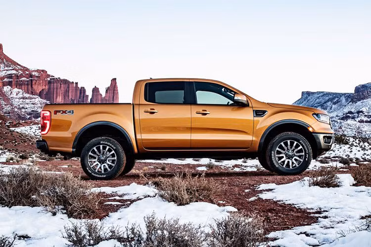 Bù lại, xe được trang bị khá tốt ngay từ bản tiêu chuẩn XL SuperCab. Theo hãng Ford, Ranger XL SuperCab 2019 sẽ có lưới tản nhiệt màu đen, cản trước bằng nhựa màu đen và bộ vành thép 16 inch. Bên trong Ford Ranger 2019 bản tiêu chuẩn tại Mỹ có những trang bị cơ bản như ghế bọc nỉ, sàn phủ vinyl màu đen và hệ thống âm thanh AM/FM 4 loa.
