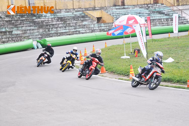 Với việc loại bỏ hết cụm đèn trước, sau cùng hệ thống gương, còi, hộp xích và một số chi tiết khác... chiếc xe có thể bứt tốc trên 100km/h - nên nhớ đây là cỗ máy nguyên bản chưa hề độ.