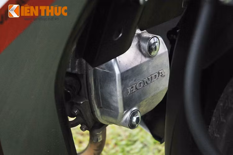 Những chiếc Blade bản đua này vẫn giữ động cơ nguyên bản mà Honda trang bị là loại 4 thì xi-lanh đơn 109,1 phân khối làm mát bằng không khí, phun xăng nhờ chế hòa khí.