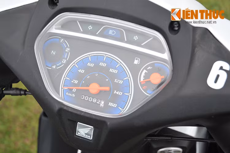 Phần đầu xe, ngoài các chi tiết như đèn, còi, gương, xi nhan... được loại bỏ để giúp đầu xe nhẹ hơn thì đồng hồ đo công tơ mét vẫn được giữ nguyên.