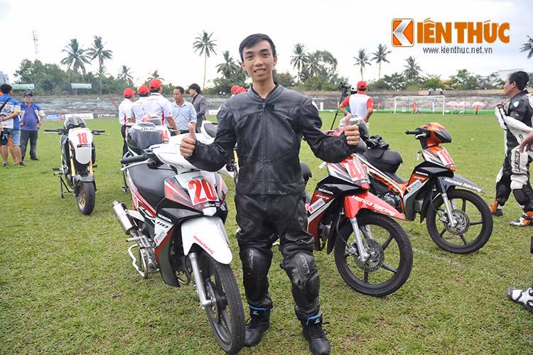 Tay đua trẻ cầm lái chiếc Honda Blade số 20 đã về nhất ở phân khúc này. Anh đã phải vượt qua hơn 10 tay đua khác để giành chức vô địch.