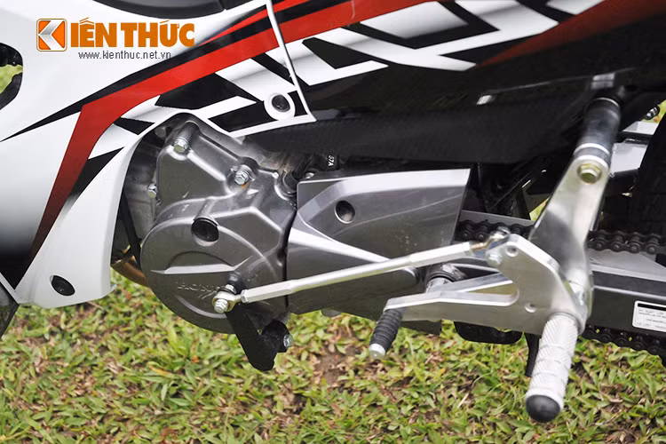 Xe được độ thêm bộ chuyển số gẩy mới đi kèm để chân độ - do xe đã được độ lên tay côn tiện cho việc sử dụng trên đường đua.