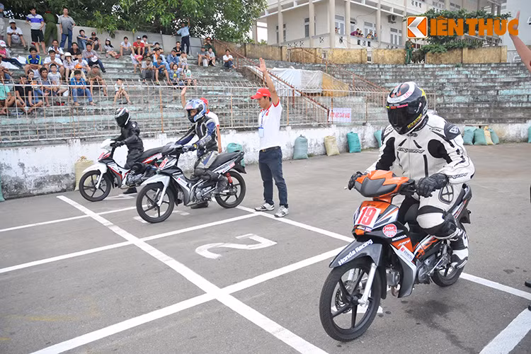 Cỗ máy xe cho công suất 9,1 mã lực tại vòng tua 7.500 vòng/phút và mô-men xoắn cực đại 8,65 Nm tại 5.500 vòng/phút. Nhưng với việc độ pô và lược bỏ những chi tiết rườm rà, những chiếc Blade này sẽ rất mạnh. 