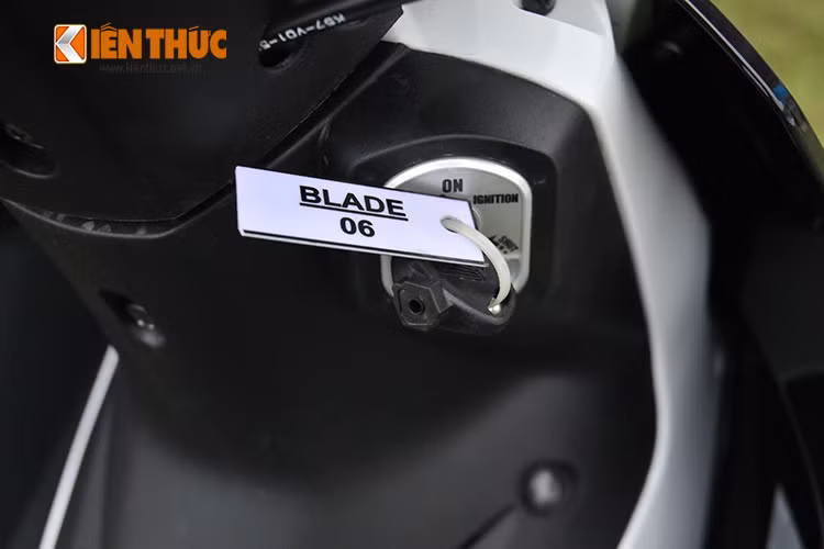 Cụm chìa khoá nguyên bản đa năng 3 trong 1: trên mẫu xe số Blade 110 của Honda.