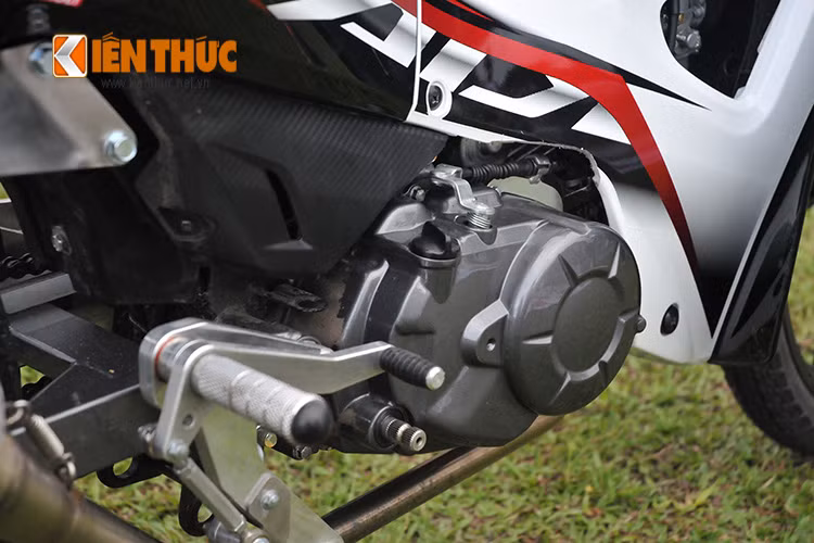 Chân phanh cũng được độ lên bộ chân phanh mới thiết kế tiện cho việc sử dụng của các tay đua. Cần đạp khởi động được lược bỏ.
