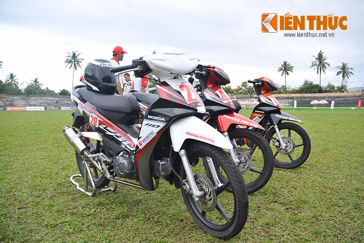 Những chiếc xe số thương mại Blade 110 của Honda Việt Nam được mang đến giải đua môtô toàn quốc chặng 7 tại Đà Nẵng được 24 vđv chuyên nghiệp sử dụng thi đấu.