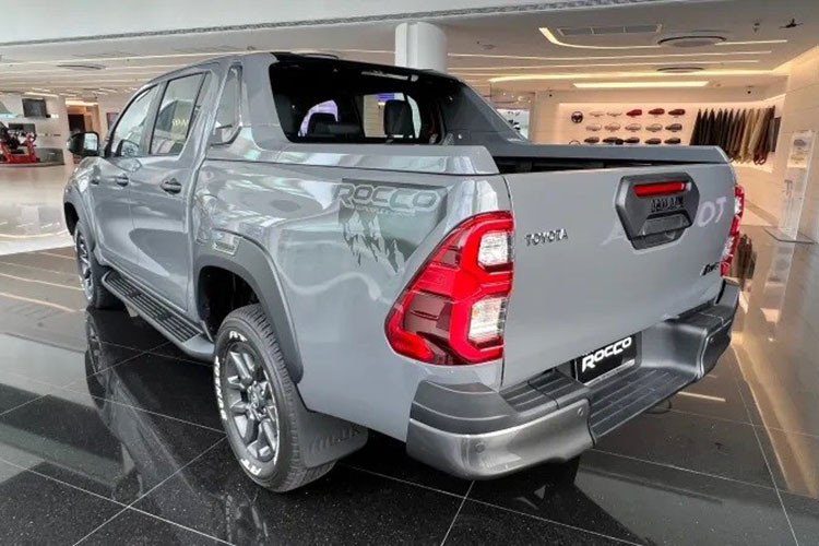Đến nay, Toyota Hilux 2022 bản đặc biệt đã có mặt tại đại lý chính hãng ở thị trường Thái Lan. Chiếc xe này được phát triển dựa trên Toyota Hilux Revo-D phiên bản Double Cab 2.8 Rocco AT 4x4 và mang trên mình "bộ cánh" ngoại thất xám xi măng hàng hiếm.